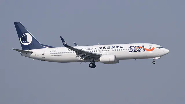 Shandong Airlines Boeing 737-800 aircraft