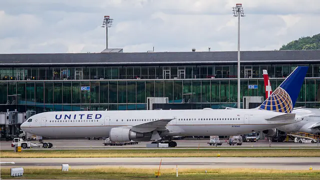 United Airlines Boeing 767-400ER aircraft